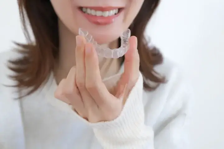 インビザラインとワイヤー矯正は食事や歯みがきなど毎日の管理でどう違う?