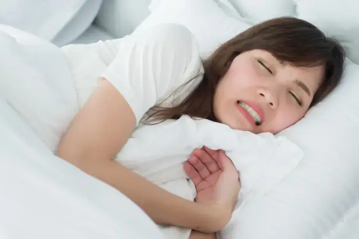 歯ぎしり・食いしばり（ブラキシズム）がある場合にインビザライン矯正を行うリスクは？