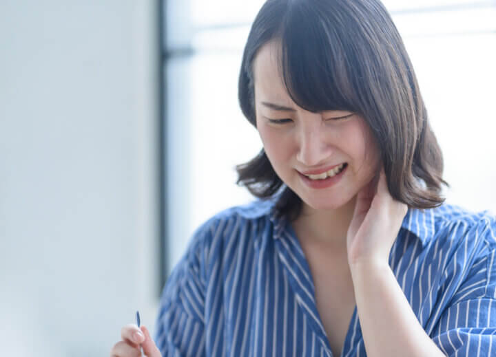 インビザライン矯正中の食事で痛い、噛みにくい時の原因は？