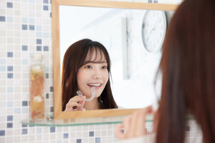 なぜ最初の半年間はリテーナーでも1日20時間以上装着が鉄則なのか？